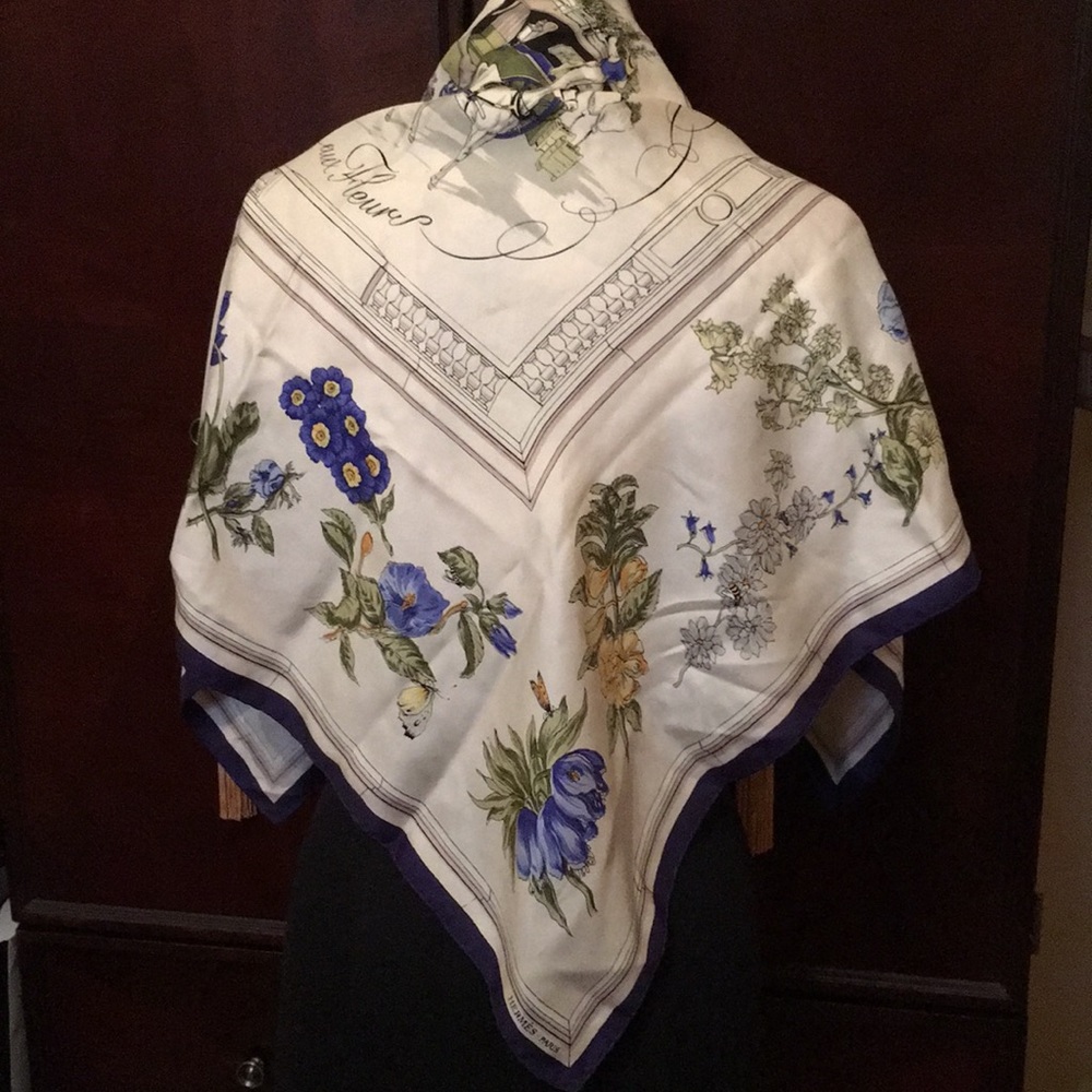 Magnificent, gorgeous silk scarf Hermès